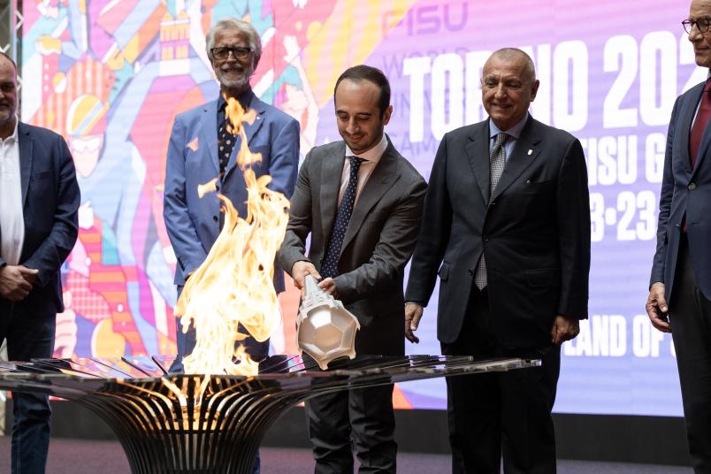 Il momento dell'accensione del braciere