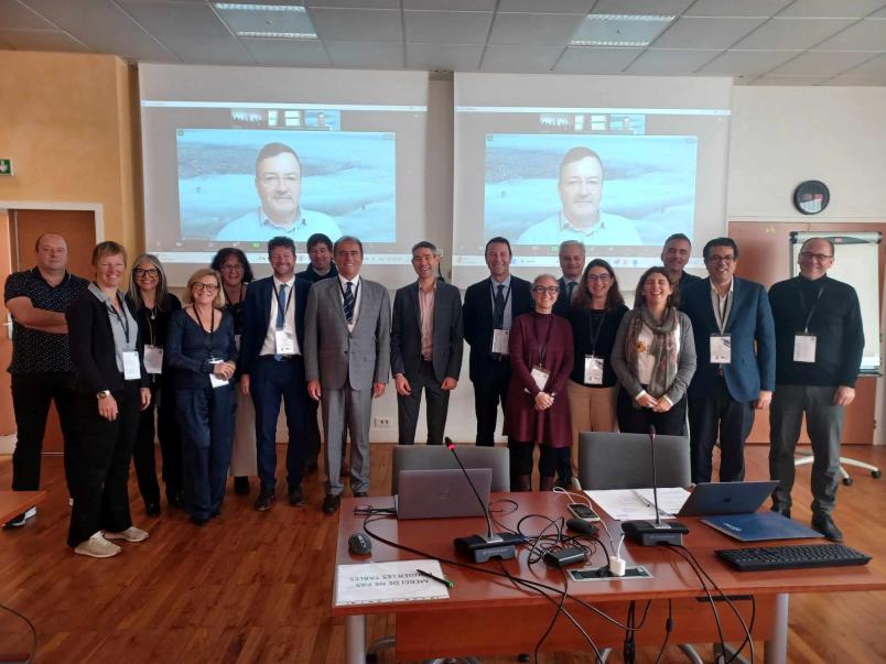 Foto di gruppo per i partecipanti al meeting