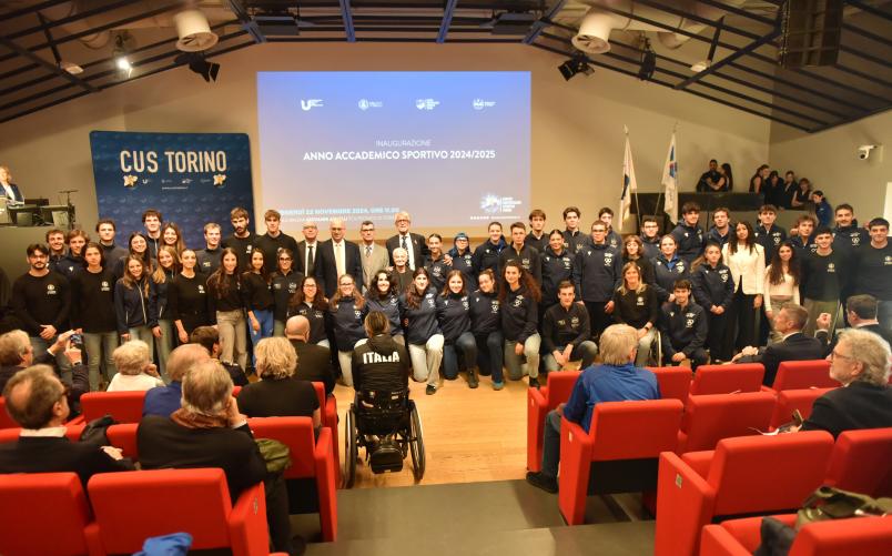 Foto di gruppo con i relatori e le relatrici della cerimonia, insieme agli atleti e alle atlete