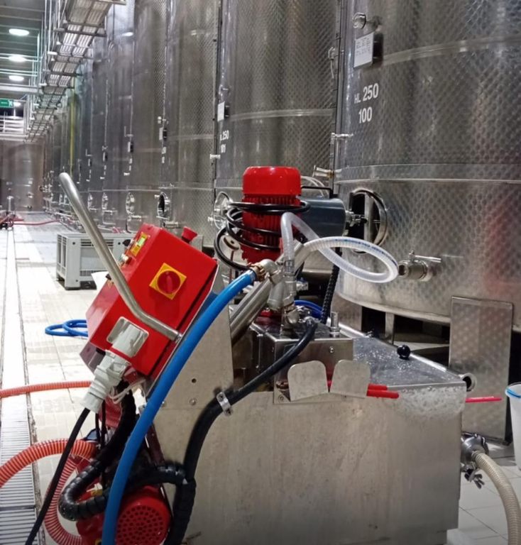 Foto del macchinario per l'analisi della qualità del vino