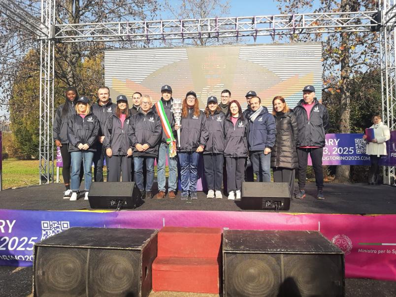 Foto di gruppo con la Fiaccola per tedofori e istituzioni presso la sede del Politecnico ad Alessandria