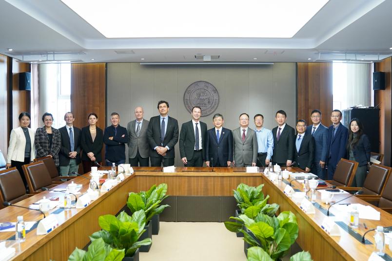 La delegazione del Politecnico in visita alla Shanghai Jiao Tong University