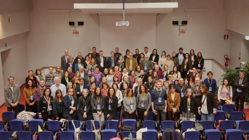 Foto di gruppo per i delegati e le delegate all'assemblea di APEnet