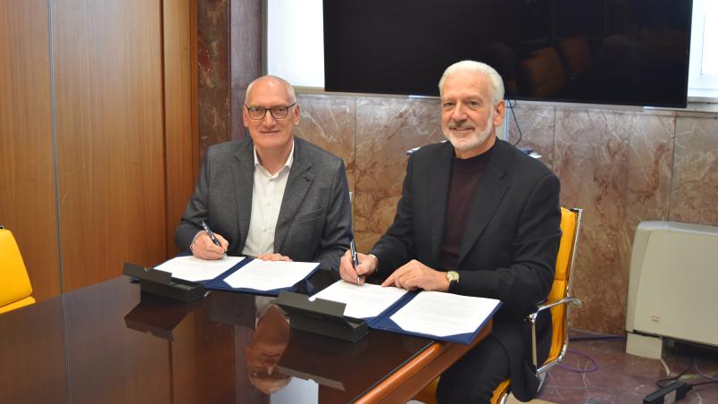 Il momento della firma