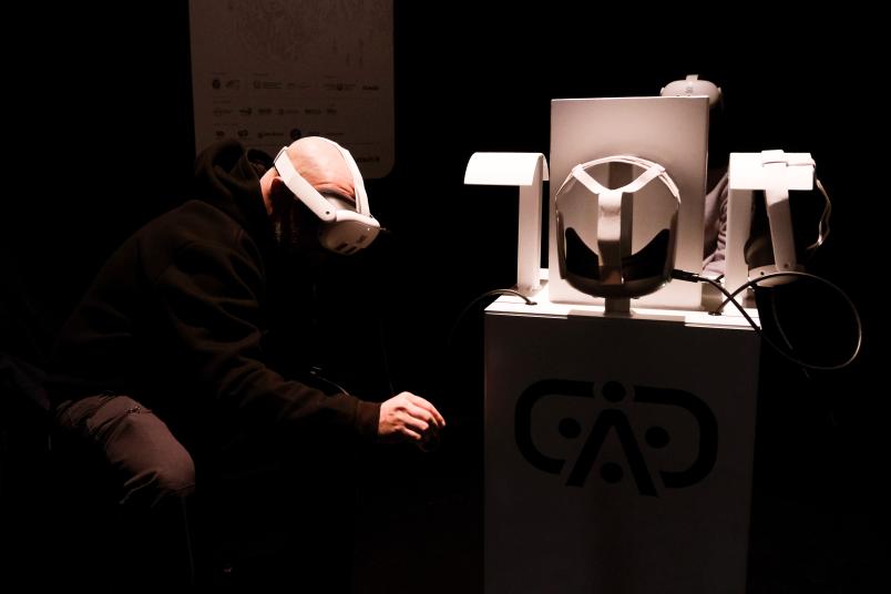 Foto di una persona con un visore per la realtà virtuale