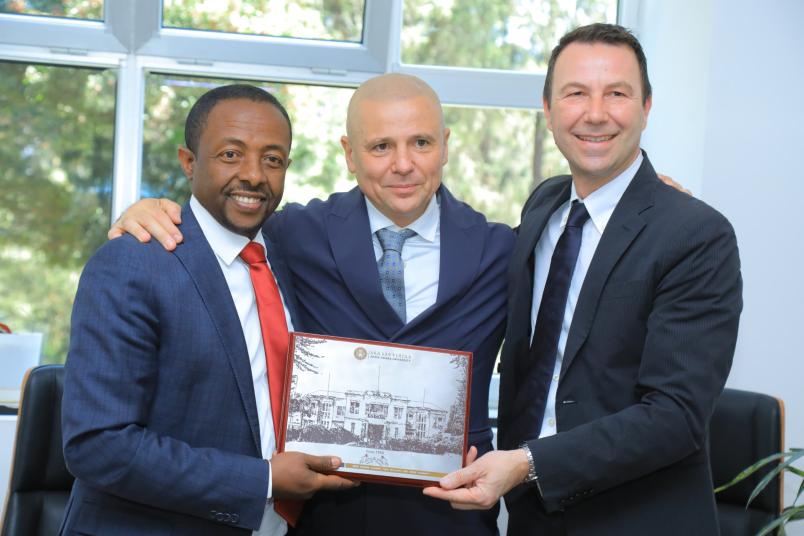 La firma dell'accordo con l'Ambasciatore Polani