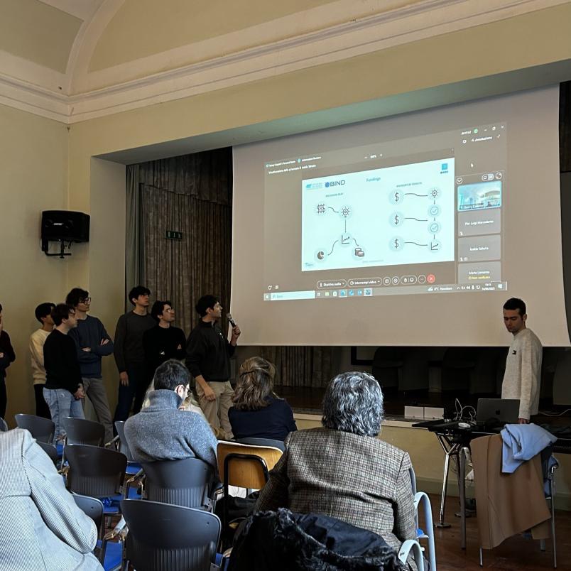 I gruppi di studenti presentano i loro progetti