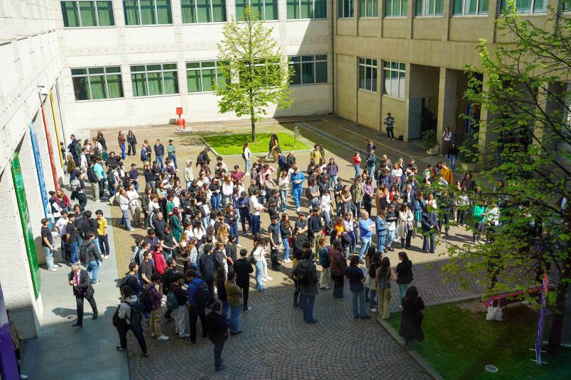Foto dall'alto del momento di commemorazione