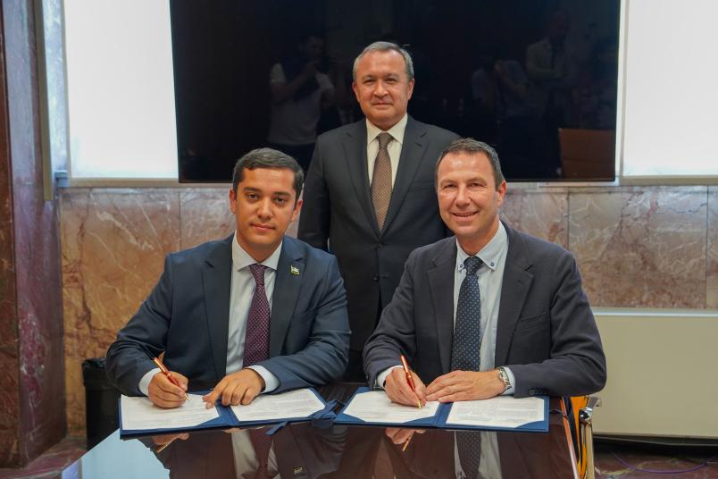La firma dell'accordo tra i Rettori Corgnati e Tuychev, insieme al Presidente Rozukulov