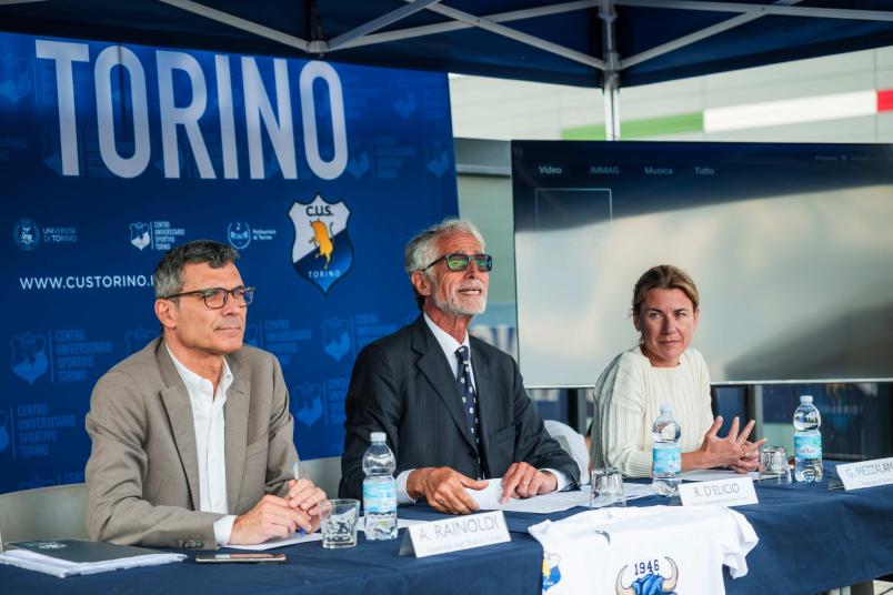 Foto della conferenza stampa con i relatori al tavolo