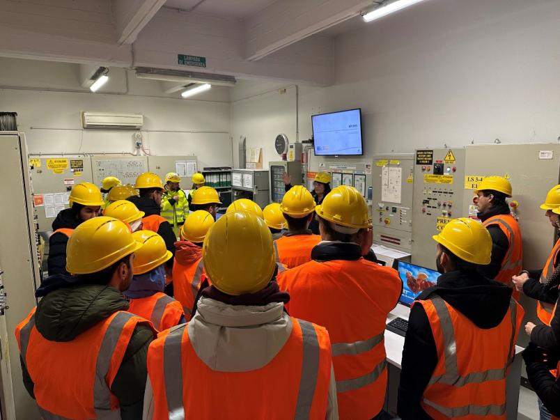 Gruppo di studenti con caschetti gialli e gilet catarifrangenti