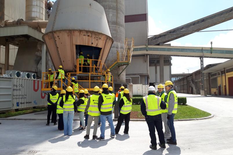 Gruppo di studenti con caschetti gialli e gilet catarifrangenti in visita allo Stabilimento Buzzi Unicem di Robilante