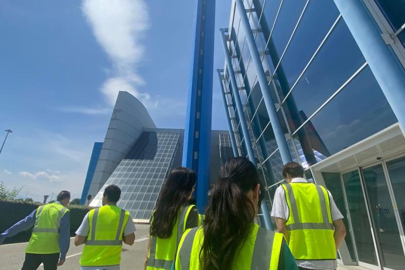 Gruppo di studenti con gilet catarifrangenti all'ingresso dell'impianto di incenerimento TRM