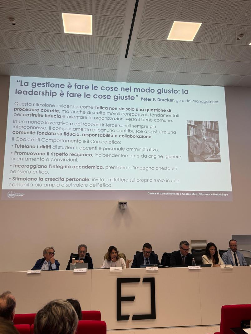 Relatori e relatrici al tavolo dell'Auditorium dell'Energy Center di Ateneo