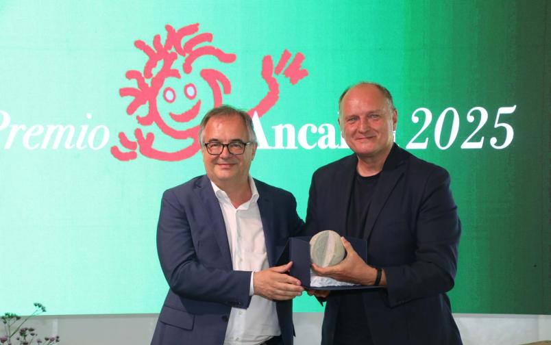 Guido Saracco premiato dall'Assessore Gallo
