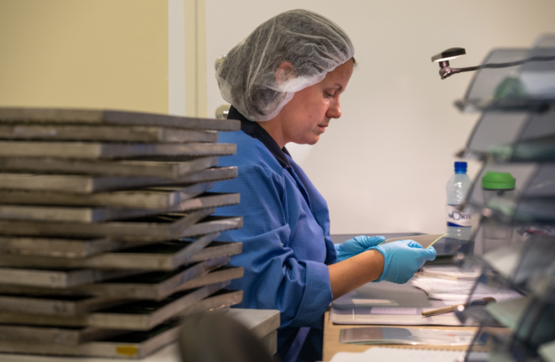 Una ricercatrice al lavoro in laboratorio