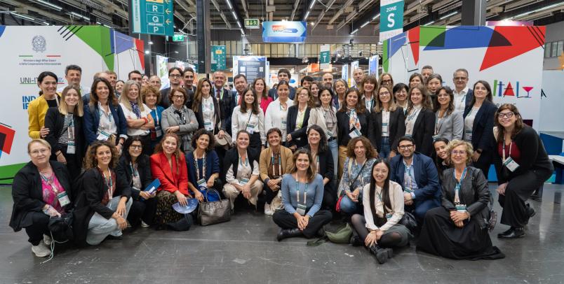 Foto di gruppo per i partecipanti alla conferenza