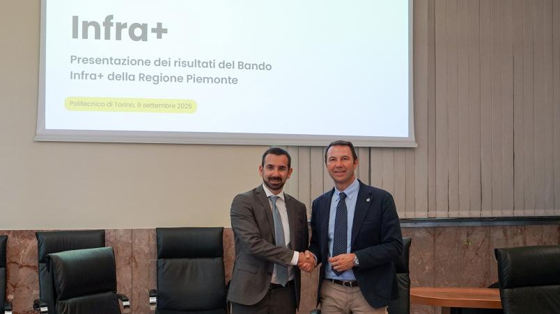 Stretta di mano tra l'Assessore Marnati e il Rettore Corgnati