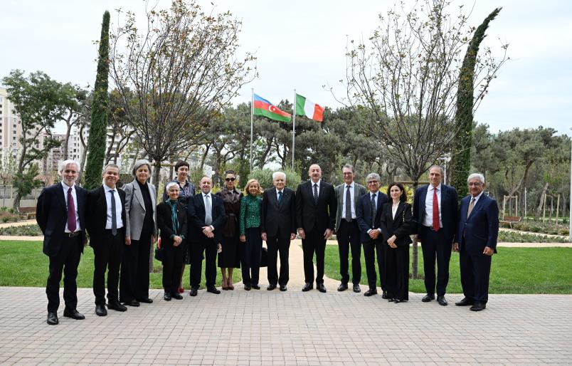 Il Presidente Mattarella con i rappresentanti delle istituzioni