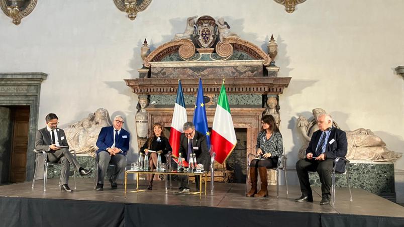 Foto della tavola rotonda all'evento di firma