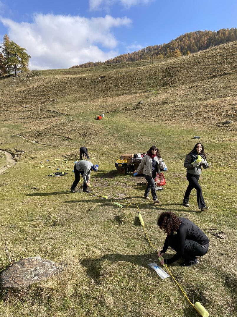 Studenti a Cervinia preparano la strumentazione sul terreno