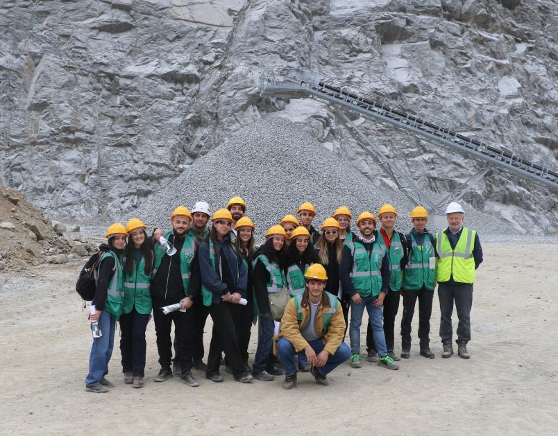 Foto di gruppo studenti con gilet ed elemetti in una cava