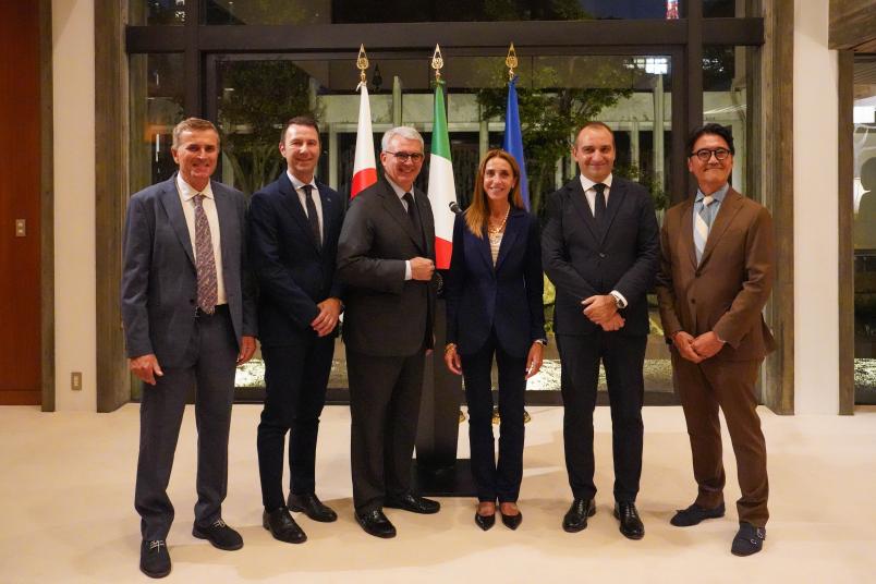 Foto ufficiale nell'Ambasciata italiana a Tokyo