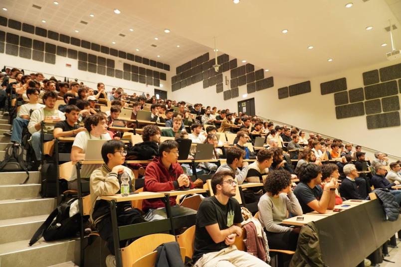 Oltre 340 studenti e studentesse presenti alla lectio dell'ospite internazionale