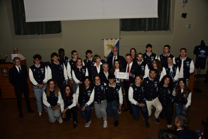 La premiazione di borsisti e borsiste Agon, insieme alla campionessa Anna Arnaudo e ai rappresentanti istituzionali