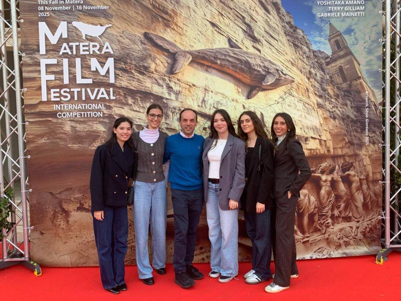 Da sinistra: Karen Bena, Emma Sofia Rossi, Michelangelo Toma (tra gli organizzatori del Matera Film Festival ed ex presidente del festival), Camilla Grasso, Allegra Catavitello, Flavia Fardelli