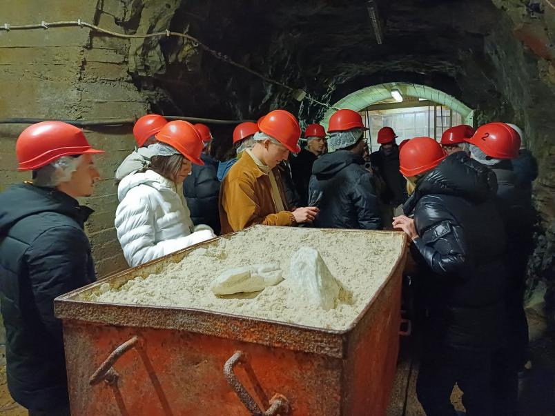 Studenti con caschetti rossi in miniera di talco