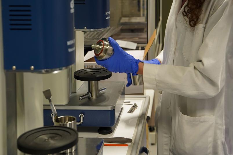 Uno scorcio della linea pilota che produrrà i dispositivi cuore del progetto.JPG