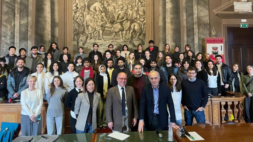 Accoglienza istituzionale in Municipio: il sindaco Gian Luca Zattini incontra il gruppo internazionale di studenti, dando avvio a un percorso di collaborazione tra amministrazione e Politecnico per la rigenerazione delle aree dismesse