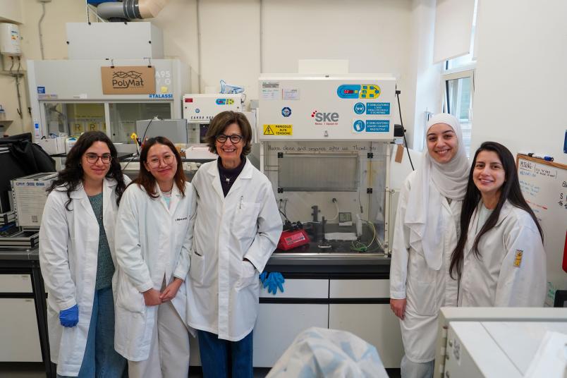 Apparecchiatura di elettrospinning con Roberta Bongiovanni e il gruppo di lavoro.JPG