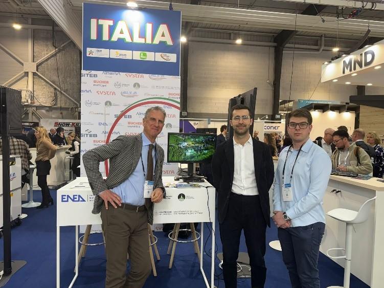 G. F. De Santi (FSP Initiative), M. Bilardo (DENERG) M. Ferraro (DIATI) presso lo stand Politecnico all’interno del Padiglione Italia.jpg