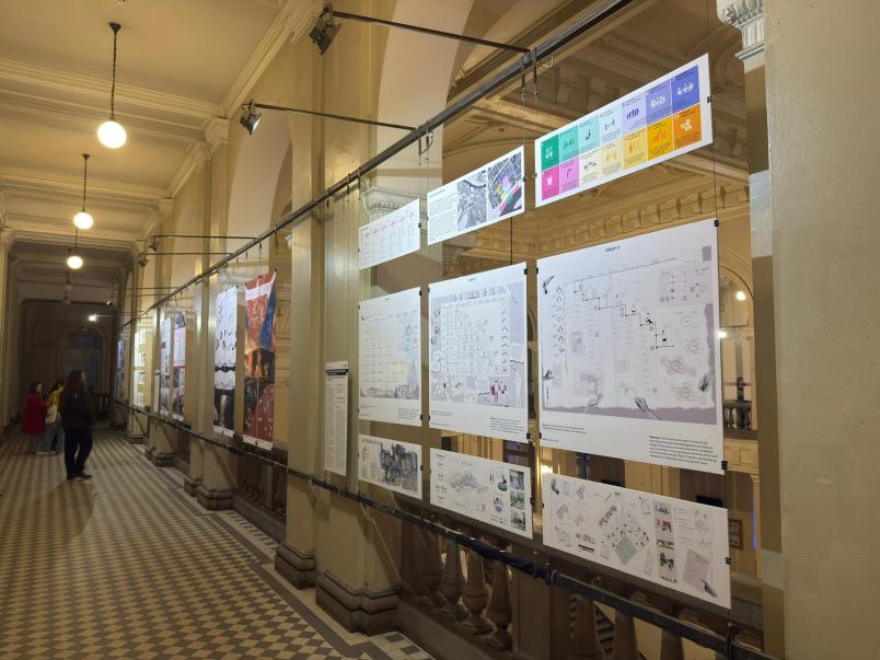 Tavole progettuali esposte lungo gli spazi della Facoltà di Architettura dell’Università di Belgrado nell’ambito dell’Exhibition del progetto TNE-DeSK