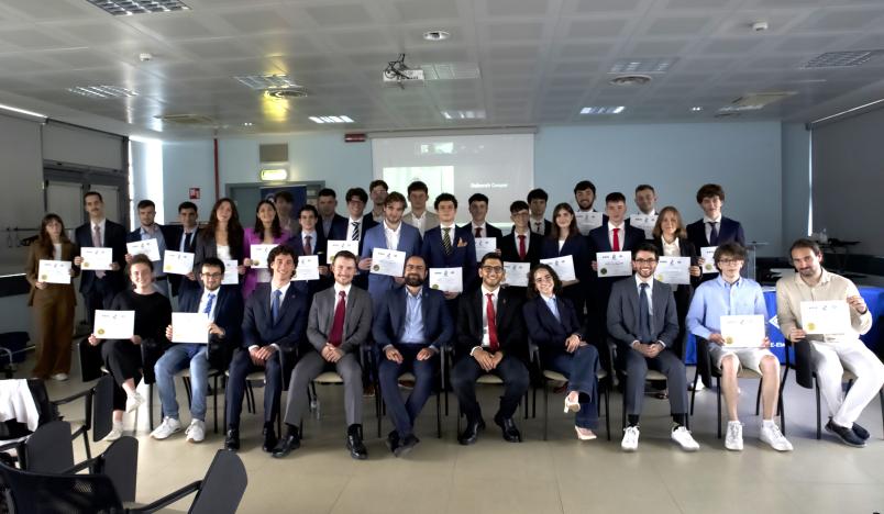 membri del Mu Nu Chapter di IEEE-Eta Kappa Nu del Politecnico di Torino, premiati con l’Outstanding Chapter Award per l’ottavo anno consecutivo, riconoscimento internazionale che attesta l’eccellenza del Chapter a livello globale