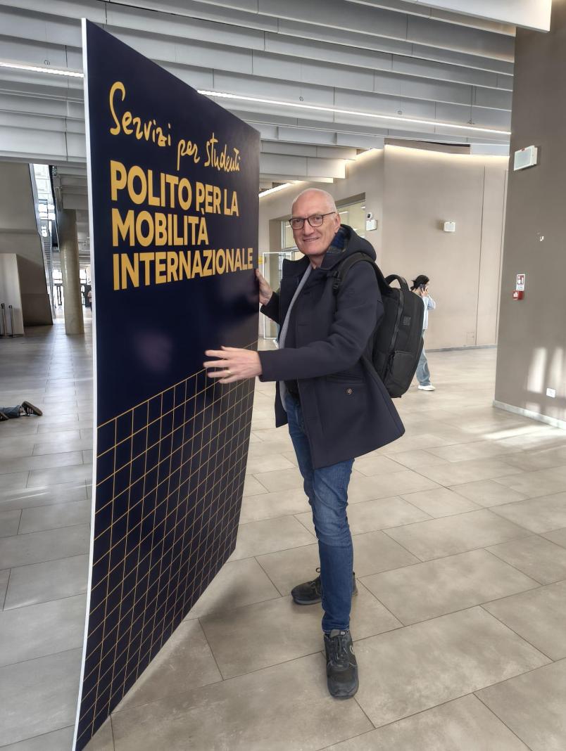 Fulvio Corno durante il ritiro del materiale