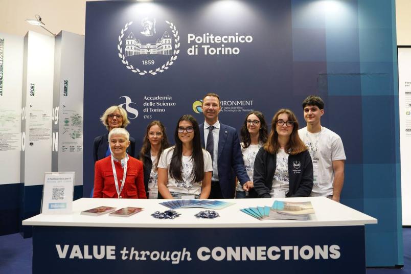 Il Rettore Stefano Corgnati, il Prorettore Elena Baralis, la Vicerettrice Silvia Barbero e borsiste e borsisti del Politecnico di Torino