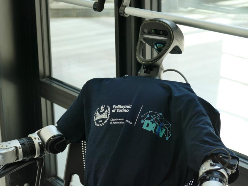 Un robot umanoide esposto durante l’evento, testimonianza delle attività di ricerca e innovazione sviluppate dal DAUIN