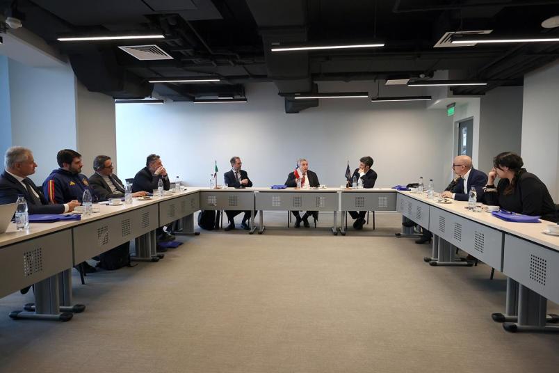 La delegazione italiana e i rappresentanti dell'Universidad de Chile durante il confronto sulle future iniziative di cooperazione accademica tra Italia e Cile