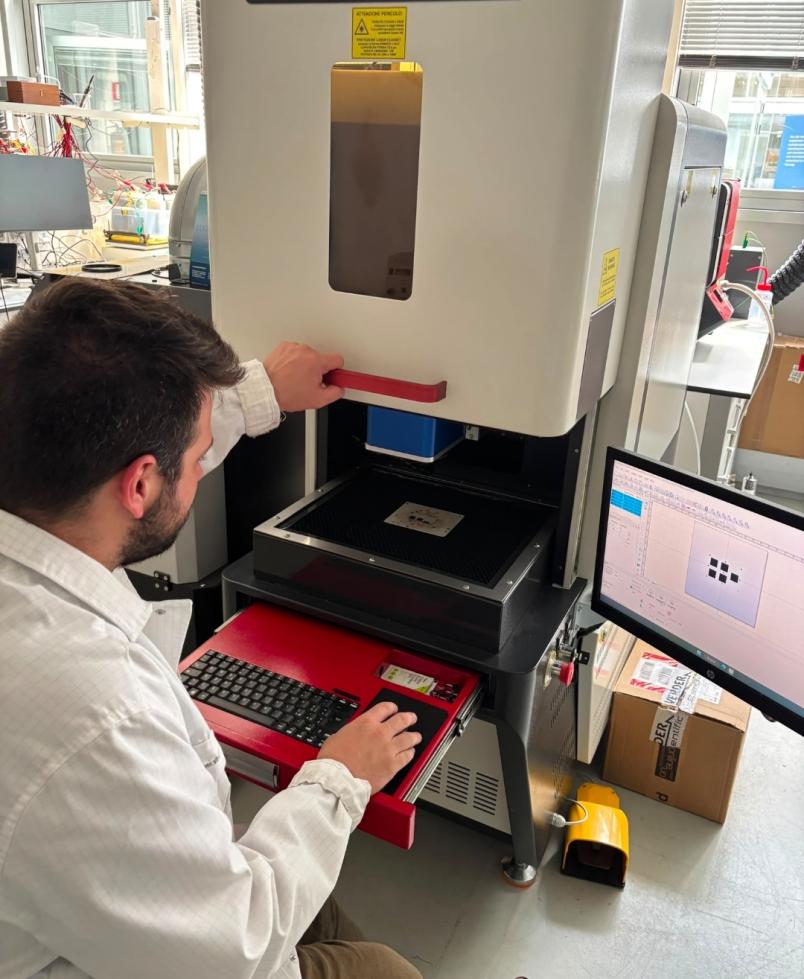Il processo di scrittura laser utilizzato per ottenere il grafene tridimensionale (Laser-Induced Graphene), cuore della tecnologia sviluppata nel progetto SUPRALIG