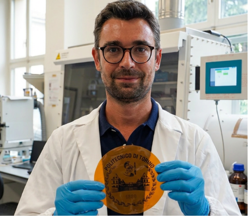 Il professor Andrea Lamberti mostra un campione di grafene indotto da laser sviluppato nei laboratori del Dipartimento Scienza Applicata e Tecnologia-DISAT del Politecnico