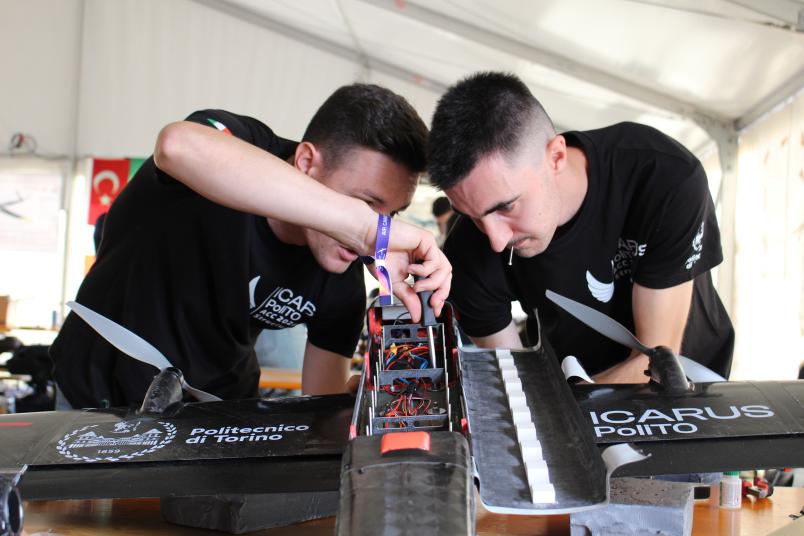 Due membri del team Icarus PoliTO al lavoro sulla messa a punto di Aetos