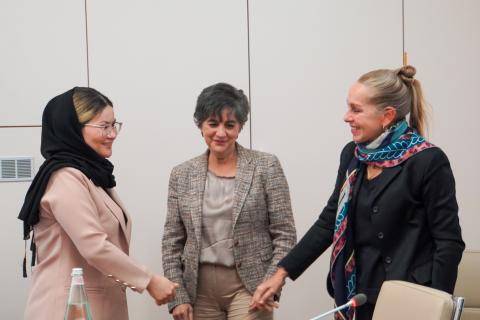 Taiebeh Alemi riceve la smart card da Claudia De Giorgi