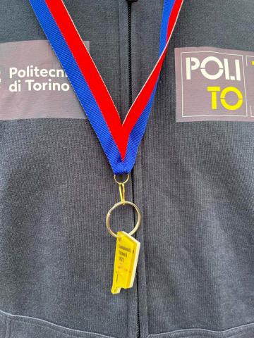 La medaglia vinta dall'equipaggio del Politecnico