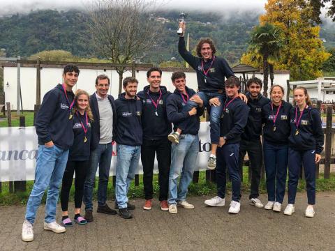 Ragazzi e ragazze del Politecnico festeggiano la vittoria