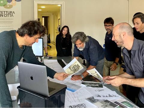 Il team del Politecnico discute un progetto di design