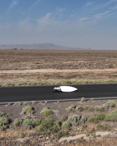 Il veicolo lanciato sulla pista nel deserto
