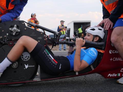 La pilota del veicolo in posizione prima della partenza